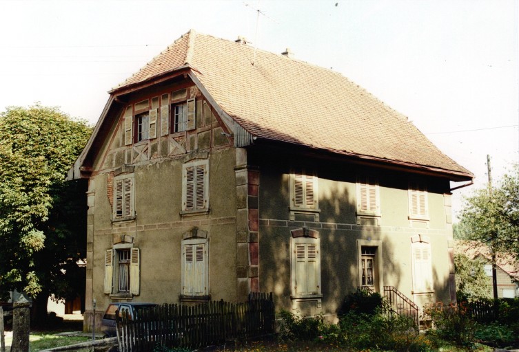 Vue d'ensemble du logis depuis le sud.