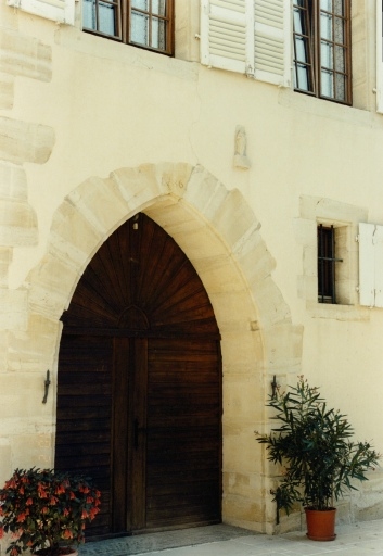 Porte du cellier.