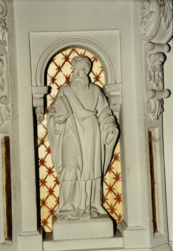 Vue de détail d'une statue d'un Evangéliste.