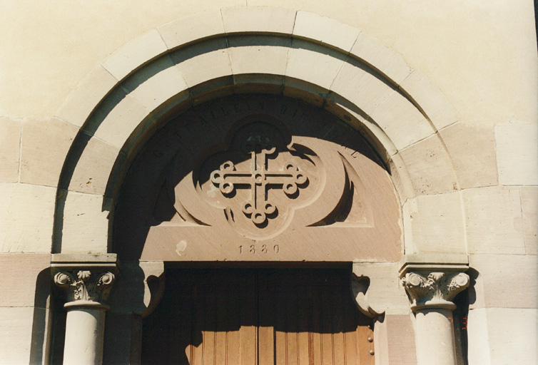 Détail du fronton du porche d'entrée.