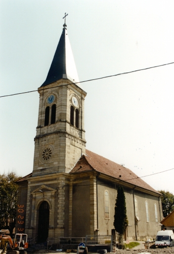 Vue d'ensemble de l'église depuis le nord-ouest.