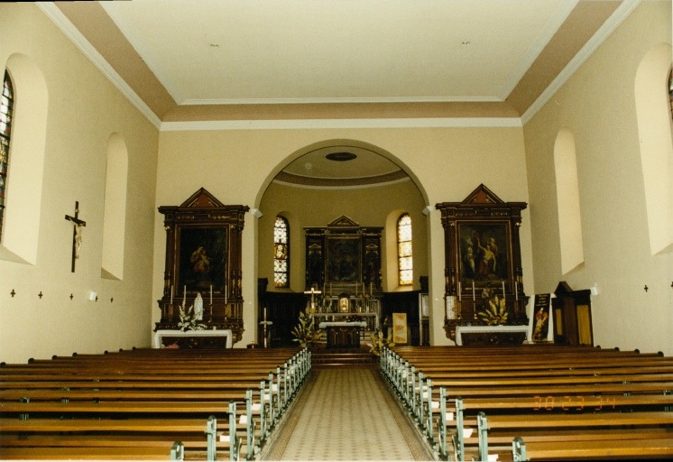 Vue d'ensemble du choeur et de la nef depuis l'entrée.