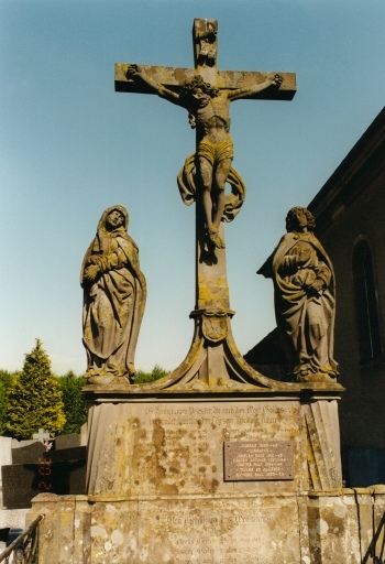 Calvaire de cimetière, monument aux morts