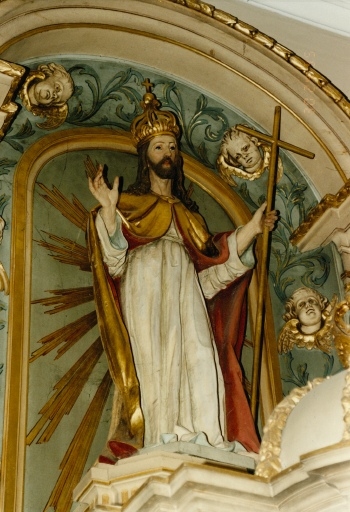 Statue du Christ-roi, sur le retable.