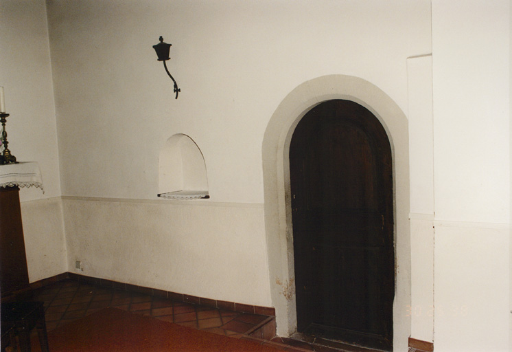 Porte de la sacristie et niche murale dans le mur sud du choeur.