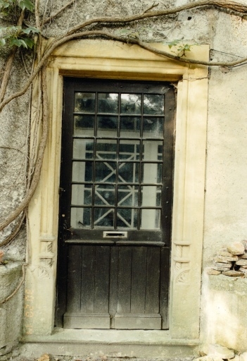 Vue de détail de la porte du rez-de-chaussée côté sud.