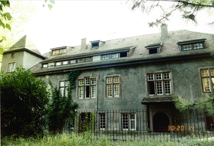 Vue d'ensemble de la façade est.