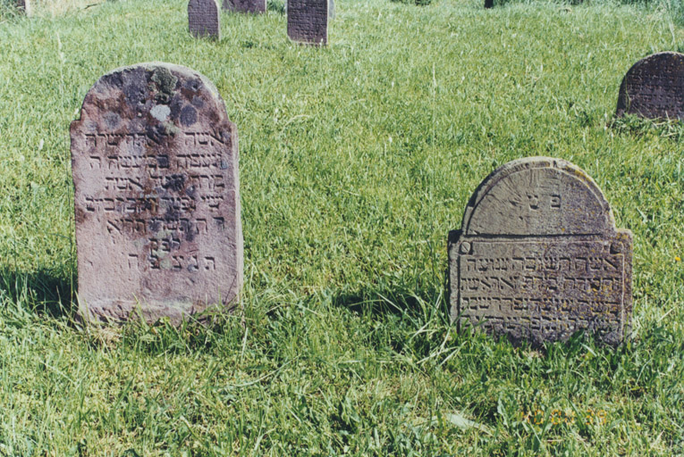 Deux monuments sépulcraux. Vue d'ensemble de face.