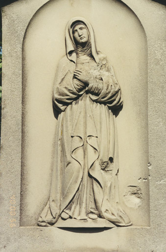 Croix de chemin C, par Rousseau. Détail du bas-relief montrant Marie Madeleine.