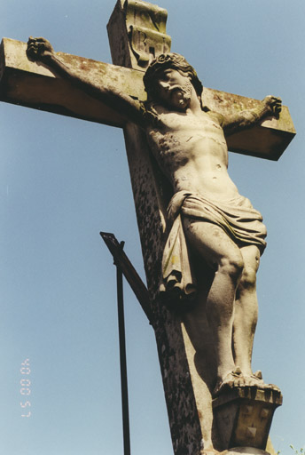 Croix de chemin C, par Rousseau. Détail du bas-relief montrant le Christ.