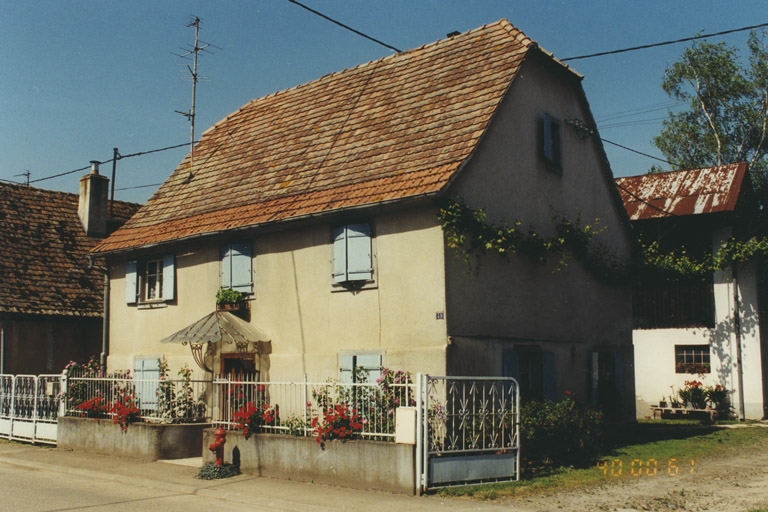 Ferme-auberge. Vue d'ensemble de trois quarts.