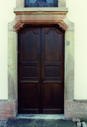 Vue d'ensemble d'une des deux portes latérales de la nef.