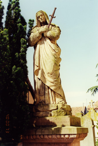 Monument sépulcral de la famille Hertz. Statue de la Vierge de douleur par Hubert (?). Vue d'ensemble.