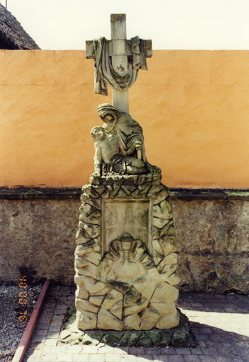 Monument sépulcral de G. Fichter (mort en 1894). Vue d'ensemble.