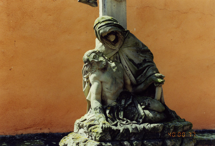 Monument sépulcral de G. Fichter (mort en 1894). Détail du groupe de la Vierge de Pitié.