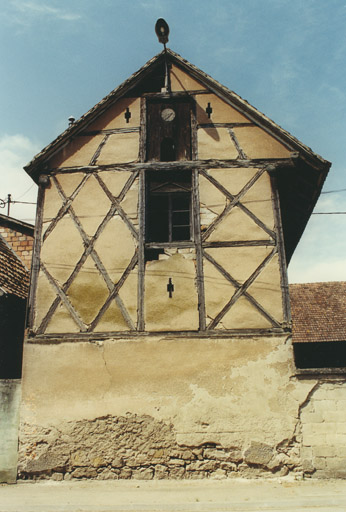 Séchoir avec pigeonnier. Vue d'ensemble du pignon sur rue.