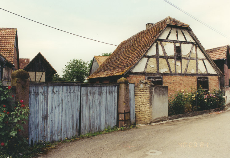 Ferme. Vue d'ensemble de trois quarts.