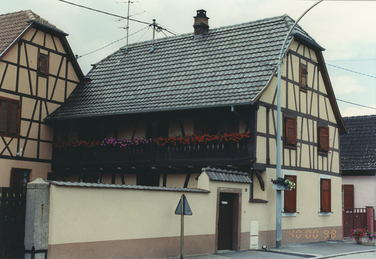Ferme. Vue d'ensemble.