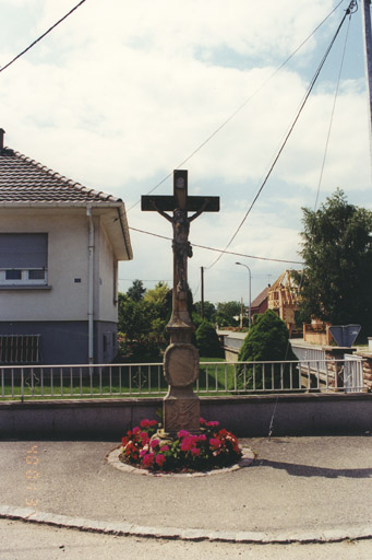 Croix de chemin B. Socle signé Franz Barta et daté 1838. Vue d'ensemble.