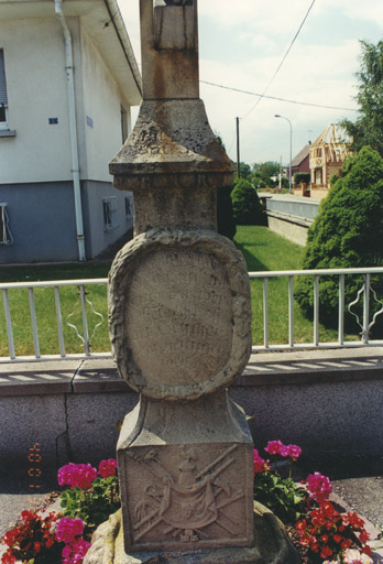 Croix de chemin B. Socle signé Franz Barta et daté 1838. Détail du socle.