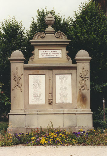 Monument aux morts A. Vue d'ensemble.