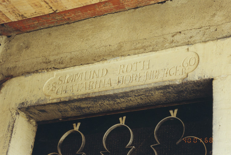 Détail du linteau de la porte du logis.
