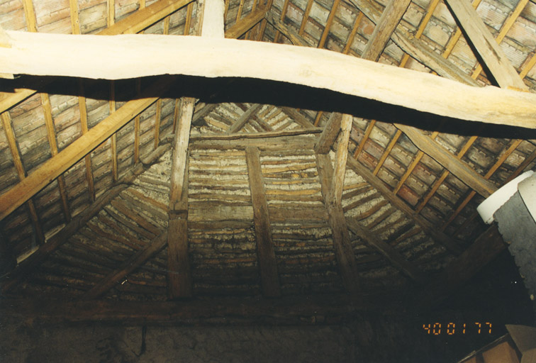 Ferme. Vue partielle de la charpente de la grange.