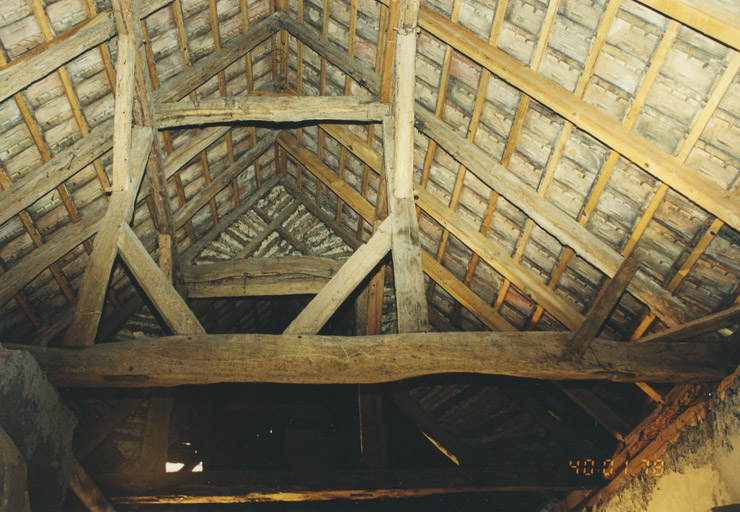 Ferme. Vue partielle de la charpente de la grange.