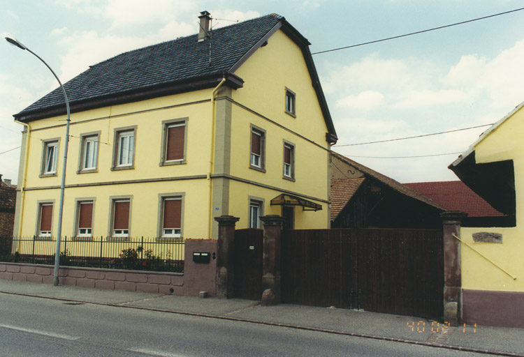 Logis. Vue d'ensemble de trois quarts, vers le nord ouest.