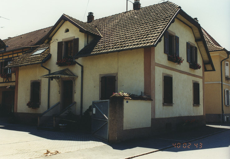 Logis. Vue d'ensemble de trois quarts, vers le sud.