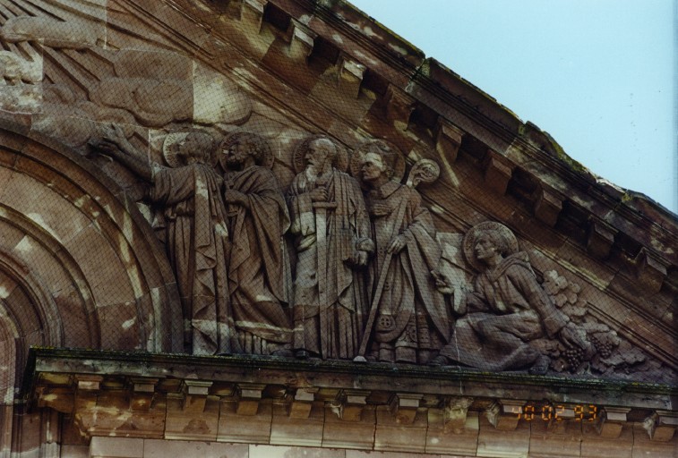 Vue de détail du fronton. Bas-relief, saintes vénérant la croix.