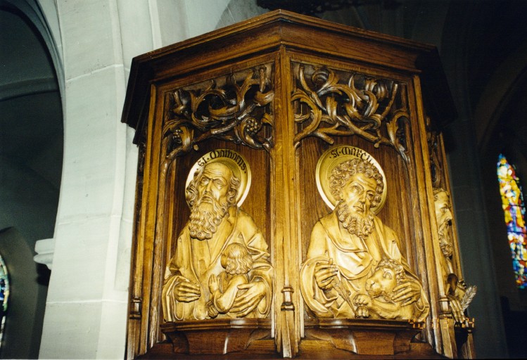 Vue de détail. Décor en bas-relief : saint Marc et saint Matthieu.