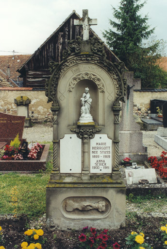 Vue d'ensemble du monument funéraire de la famille Stoffel.