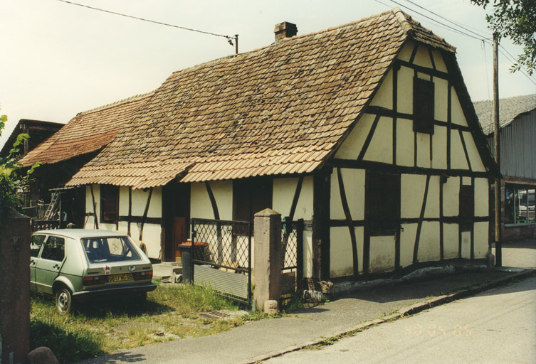 Ferme. Vue d'ensemble depuis la rue.