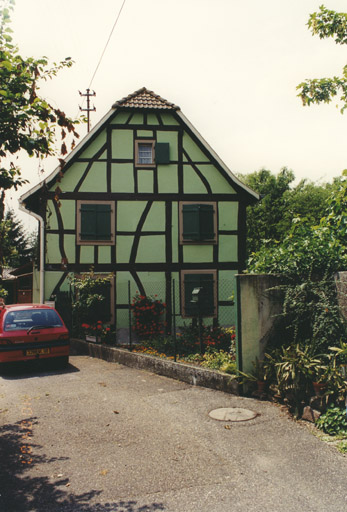 Ferme. Vue d'ensemble depuis la rue.