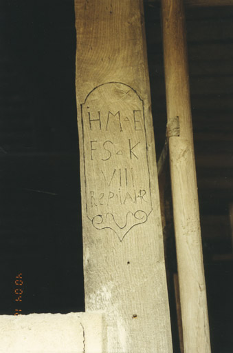 Grange. Détail du cartouche gravé sur un poteau.