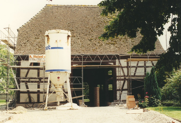 Grange. Vue d'ensemble du gouttereau sur cour.