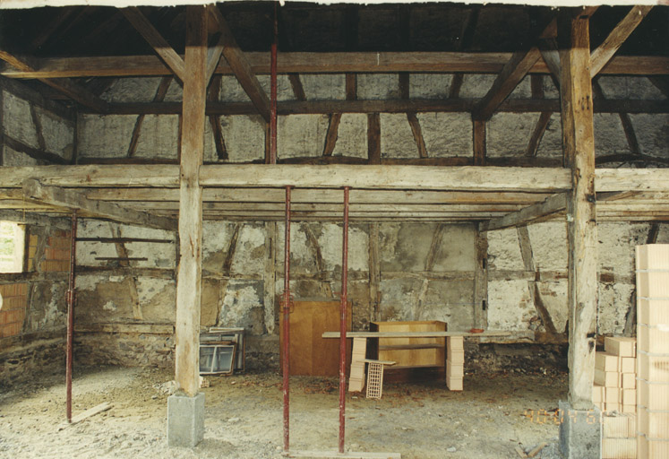 Grange. Vue partielle intérieure.