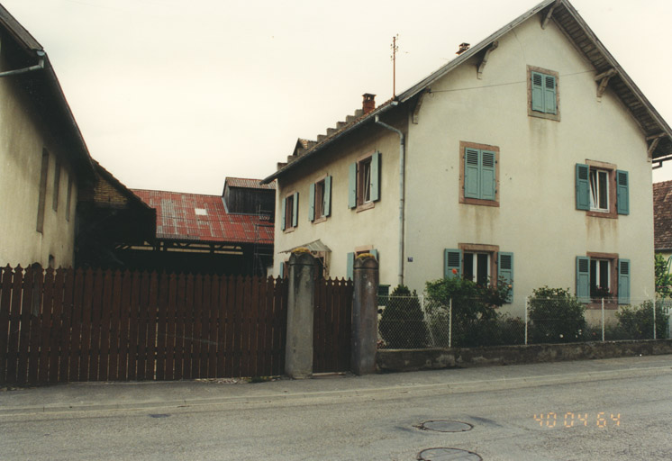 Ferme. Vue d'ensemble depuis la rue.