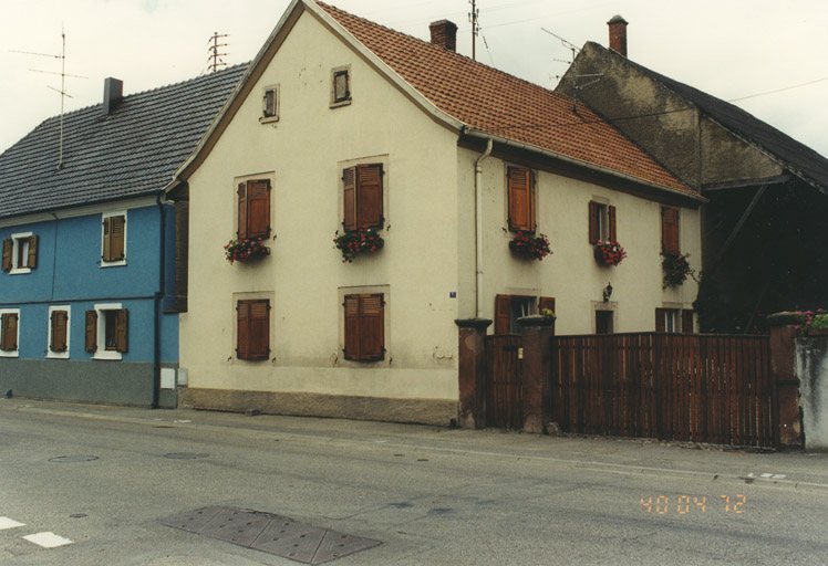 Ferme. Vue d'ensemble depuis la rue.