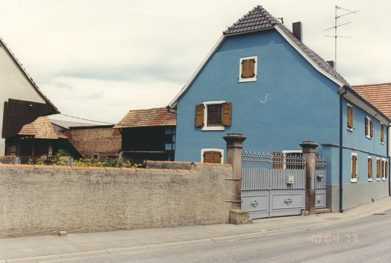 Ferme. Vue d'ensemble depuis la rue.