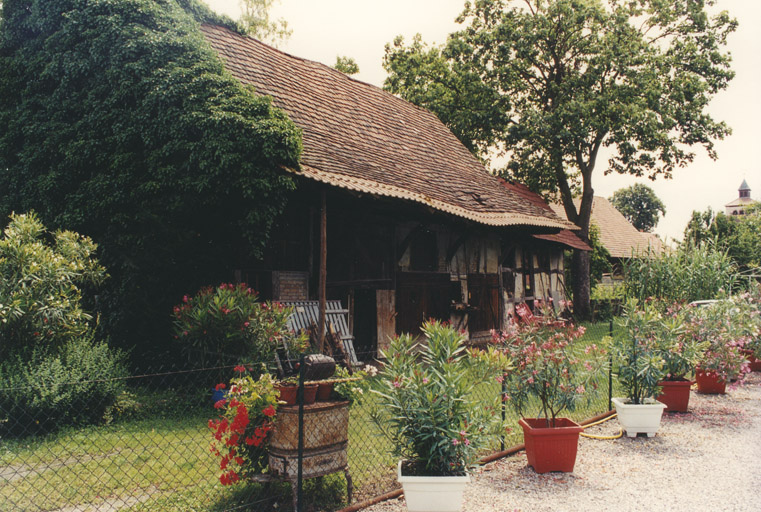 Grange du 18e siècle. Vue partielle du gouttereau sur l'ancienne cour.