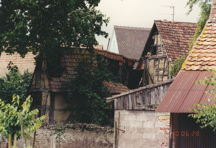 Grange du 18e siècle. Vue partielle du pignon et d'une petite dépendance.