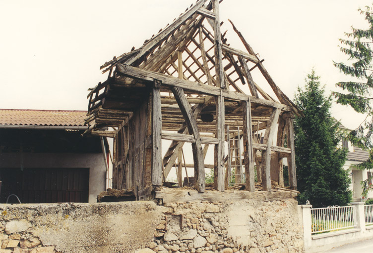Ferme. Remploi du 18e siècle (?). Vue d'ensemble de la dépendance.
