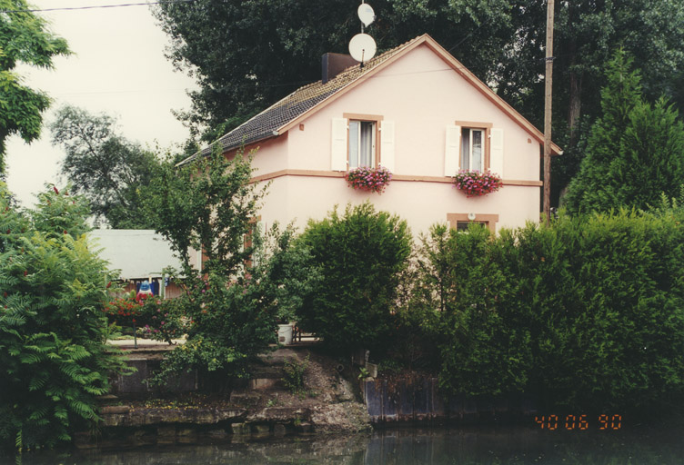 Maison d'éclusier. Vue d'ensemble partielle.