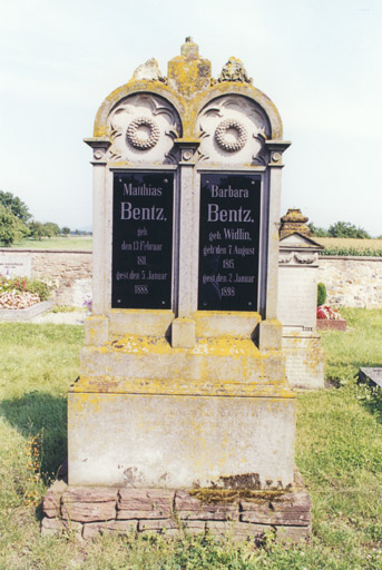 Monument sépulcral de M. Bentz et M. Widlin. Vue d'ensemble.