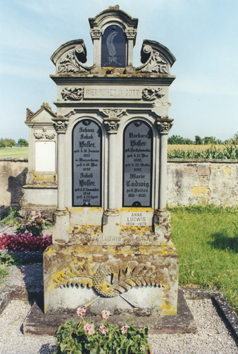 Monument sépulcral de J. J. Husser et B. Hecketsweiler. Vue d'ensemble.