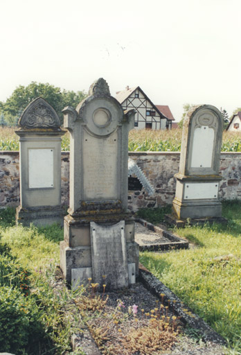 Vue d'ensemble des monuments sépulcraux.