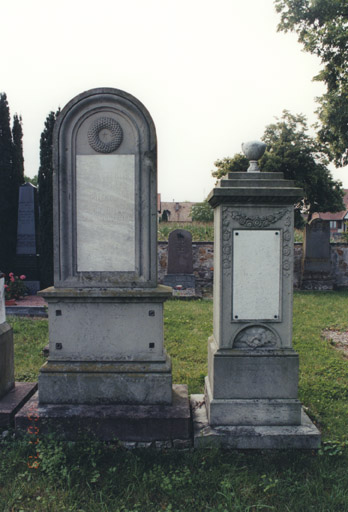 Vue d'ensemble des monuments sépulcraux.