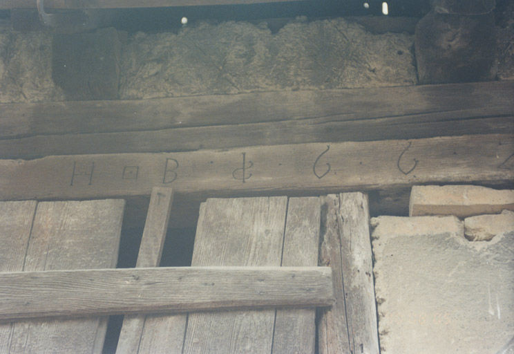 Grange. Détail du linteau.
